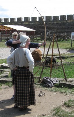 Ewa skjuter med pilbåge 2