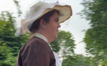 Rickarums byateater i Djurröd spelar ”Fruntimmersfasoner”